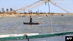 Un pêcheur sur son bateau en bois à la mer Méditerranée dans les îles de Kerkennah au large de Sfax, Tunisie, le 5 juin 2018.