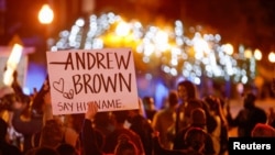 Demonstranti u Elizabeth City-ju poslije smrti Andrew Brown jr-a