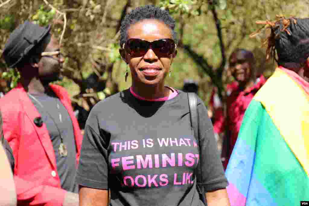Peserta protes Women's March berjalan melalui hutan Karura di Nairobi, Kenya (21/1). (VOA/J.Craig)