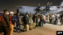 Raiya wa Ufaransa wapanga foleni kuingia ndege ya kijeshi mjini Kabul