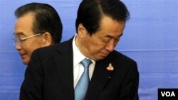 PM Jepang Naoto Kan (depan) dan PM Tiongkok Wen Jiabao akhirnya bertemu di Hanoi hari ini, 30 Oktober 2010.