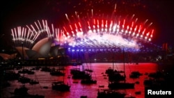 Kembang api menerangi Jembatan Pelabuhan Sydney dan Opera House Sydney pada perayaan tahun baru di Sydney Harbour, Australia, 1 Januari 2018.