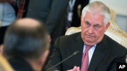 Le secrétaire d'Etat américain Rex Tillerson face au ministre russe des Affaires étrangères Sergueï Lavrov