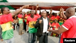 Le joueur Abedi Pelé danse au milieu des fans, à Prampram, le 19 janvier 2008.