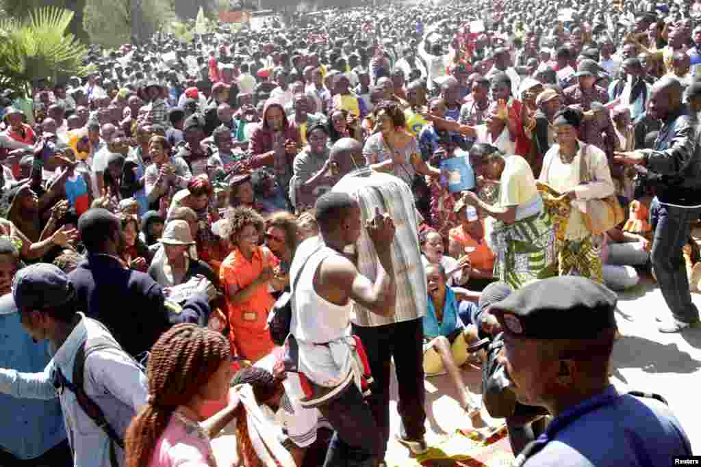 Les partisans de Moise Katumbi attendent à l'extérieur du bureau du procureur, où leur leader est interrogé sur les allégations de recrutement des mercenaires, 11 mai 2016.