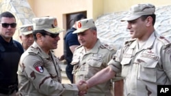 Le président égyptien Abdel-Fattah el-Sisi saluant des membres de son armée dans le Sinai, le 4 juillet 2015. 