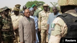 Penjabat PM Mali Diango Cissoko (ketiga dari kiri) saat mengunjungi kota Banamba, mengunjungi pasukan Nigeria yang membantu Mali (9/4). 