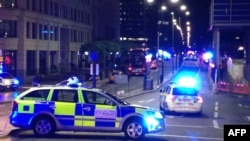 Fotografía tomada en un teléfono móvil muestra carros de la policía bloqueando la entrada al Puente de Londres, 3 de junio de 2017.
