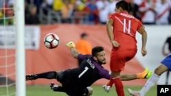 Raúl Ruidiaz (11) anotó con el brazo derecho para eliminar a Brasil en juego de la Copa América realizado en Foxborough, Massachusetts.