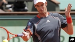 Andy Murray memastikan maju ke babak semifinal Turnamen Shanghai Masters sesudah mengalahkan petenis Ceko, Radek Stepanek.