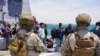 Sejumlah warga dari berbagai negara tibe di Pelabuhan Jeddahsetelah dievakuasi dari Sudan, pada 30 April 2023. (Foto: Kementerian Pertahanan Arab Saudi/Handout via Reuters)