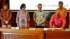 Menkeu Sri Mulyani dan Menteri ESDM Ignasius Jonan menyaksikan penandatanganan perjanjian bersama antara Pemerintah Pusat, Pemprov Papua dan Permerintah Kabupaten Mimika & PT Inalum di Kemenkeu, Jakarta Jumat 12 Januari (Foto: VOA/Andylala).