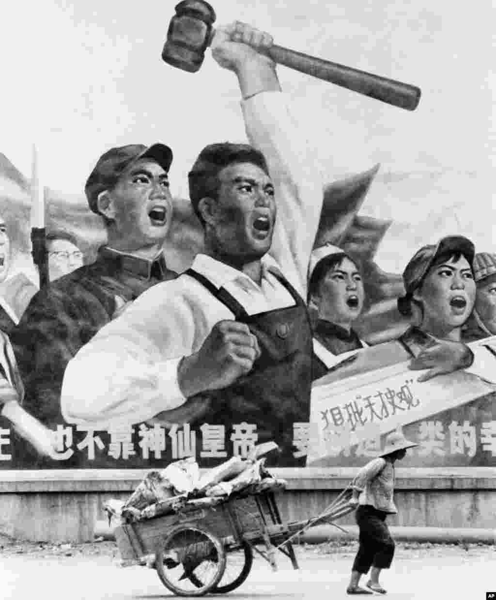1972年8月29日,上海街头的宣传画批判天才历史观。林彪死后,当局在全国展开批林整风运动。先是批判林彪的极左路线,这有利于被“新文革派”视为“老右倾”的周恩来的“旧政府派”。但后来毛泽东为了保护文革和自己的文革亲信,改为批林彪的极右路线。这激怒了周恩来。据周的秘书回忆:“总理从第一页开始,一页一页翻看,翻得很快,看得也很快。几份材料翻完,猛地朝办公桌上拍了一下,劲儿很大,连桌上的茶杯都跳了一下,接着,把文件‘啪’地朝侧右后方摔去,我听到一句:‘妈的,怎么不是极左,就是极左嘛!’” 