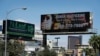 ARCHIVO - Un cartel muestra el número de teléfono de la Línea Directa Nacional contra la Trata de Personas, el 21 de septiembre de 2017, en Las Vegas, EEUU. El FBI en la ciudad se asoció con una empresa de vallas publicitarias en la lucha para detener la trata de personas.