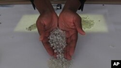 Un homme manipule du diamant dans un comptoir de Namibia Diamond Trading Company à Windhoek, Namibie, 14 juin 2017.