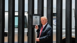 ARHIVA - Predsjednik Donald Trump obilazi dio ograde izgrađene na granici SAD i Meksika.