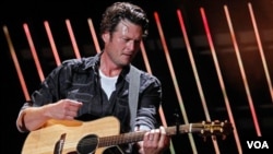 Blake Shelton figura en el Top 10 de la cartelera country con el tema “Drink On It”.