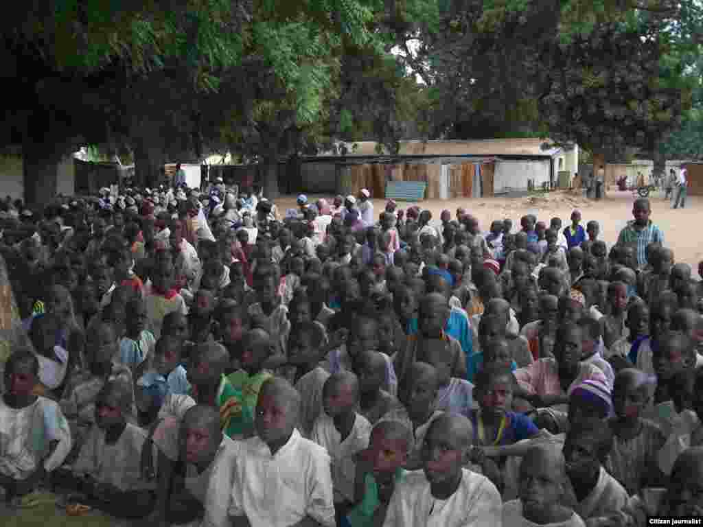 'Yan gudun hijirar da suka hallara domin ganawa da manyan baki a garin Bama, Jihar Borno