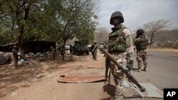 En ce mercredi 8 Avril 2015, les soldats nigérians sont à un point de contrôle à Gwoza, au Nigeria, une ville nouvellement libéré de Boko Haram. (AP Photo/Lekan Oyekanmi)