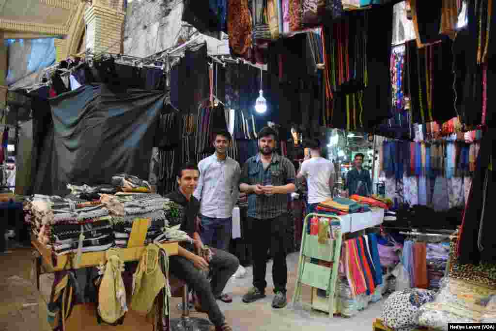 Erbil’in tarihi çarşısında öğleden sonra dükkanlarını kapatmaya hazırlanan esnaf.