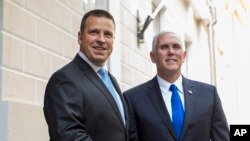 Le vice-président Mike Pence et le Premier ministre estonien Juri Ratas, à Tallinn, Estonie, le 30 juillet 2017.