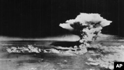  Champignon nucléaire, photo datant du 6 août 1945 (AP Photo/U.S. Army via Hiroshima Peace Memorial Museum)