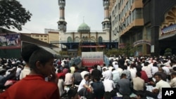 Des Ouïghours assistent à la prière du vendredi dans une mosquée à Urumqi, dans la province du Xinjiang, dans l'ouest de la Chine, le 8 août 2008.