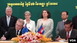 Cambodian Interior Minister Sar Kheng signs an MOU on Friday sept 26 with Australia Immigration Minister Scott Morrison to resettle refugees in Cambodia.