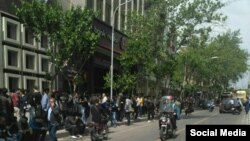 صف طولانی متقاضیان ارز مقابل یکی از صرافی ها در تهران