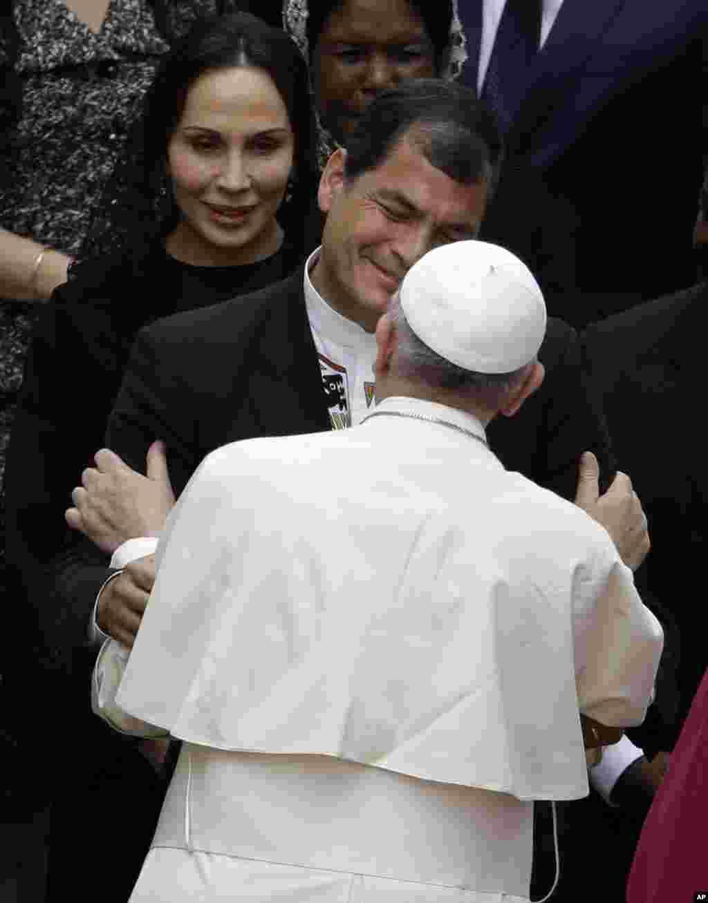 El presidente ecuatoriano, Rafael Correa, saluda al Papa.