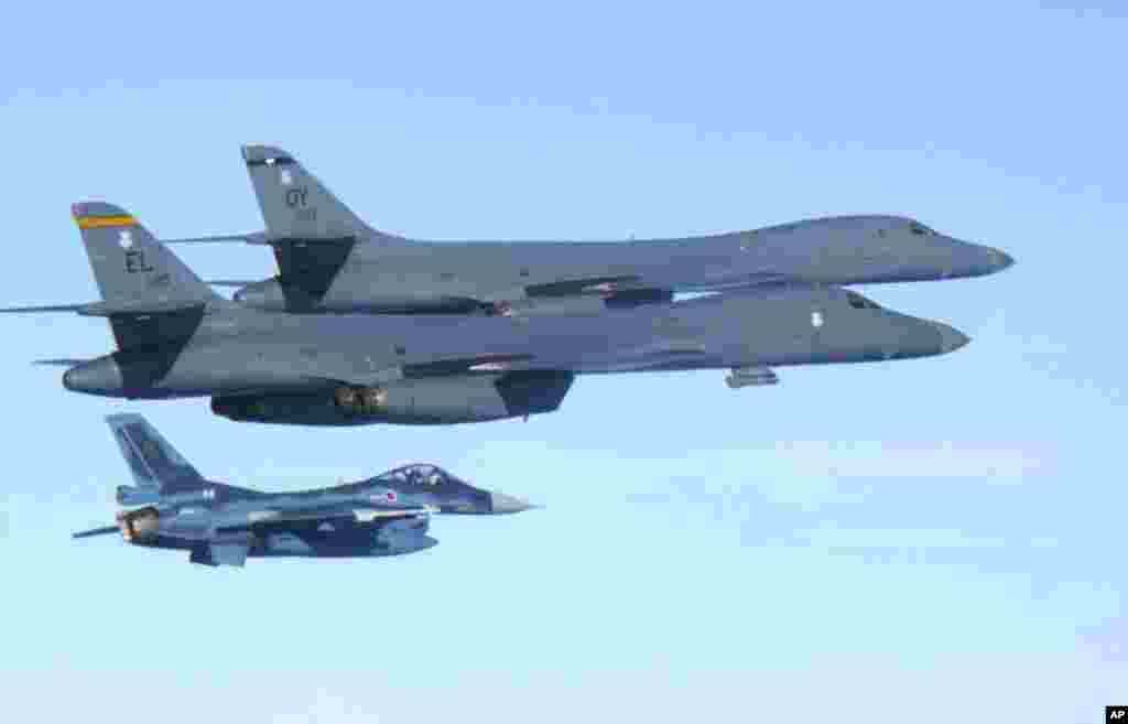 日本航空自卫队发布的这张照片显示,从关岛的安德森空军基地起飞的美国超音速B-1B型轰炸机在日本南部的九州岛上空飞行。日本自卫队的F-2战斗机伴随。美日联合演习于2017年7月30日举行,这是对朝鲜连续试验洲际弹道导弹的回应。美国国防部长马蒂斯说,如果朝鲜发动战争,就有被消灭的危险。马蒂斯还说,朝鲜必须停止寻求发展核武器。