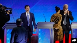 Pete Buttigieg i Joe Biden prije demokratske debate u Mančesteru, 7. februar 2020. (Foto: Elise Amendola)
