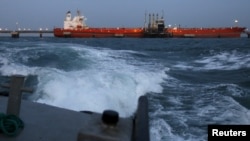 Un barco petrolero de PDVSA es cargado en Anzoategui, en esta foto de archivo tomada en 2015. Para Venezuela, las exportaciones de petróleo hacia Estados Unidos siguen siendo vitales.