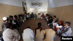 Pasien-pasien HIV ambil bagian dalam kampanye peningkatan kesadaran akan penyakit ini di Karachi.