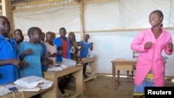 Teneng Sidonie Weteck chante et danse dans une école pour enfants réfugiés au camp de Minawao, au nord du Cameroun, le 18 février 2015.