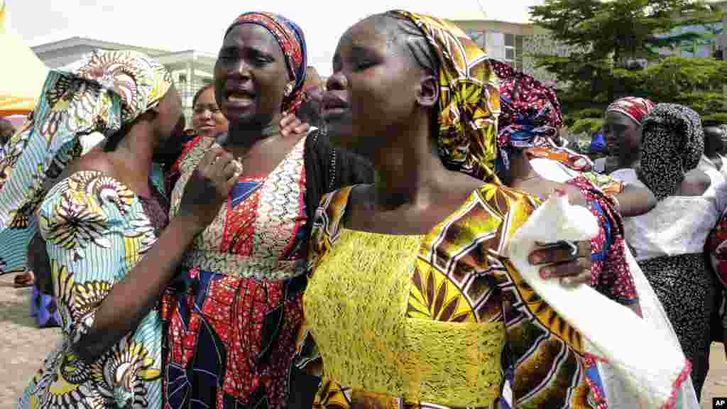 Réactions des membres de la famille d'une lycéenne à Abuja, au Nigeria, le 20 mai 2017.