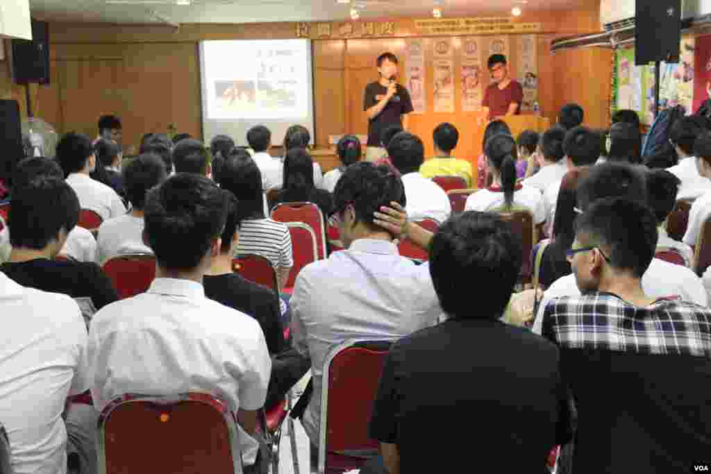 学民思潮举行中学生“公民教室”宣讲活动 (美国之音海彦拍摄)