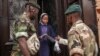 Des soldats de l'armée malgache distribuent des masques et des échantillons d'un remède traditionnel contre le coronavirus à la population à Antananarivo, à Madagascar, le 22 avril 2020. (Photo by RIJASOLO / AFP)