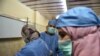 Le médecin algérien Ahmed Bougroura (D), chef du service de néphrologie de l'hôpital universitaire de Batna, s'entretient avec un patient à 435 km à l'est d'Alger le 26 juillet 2017.