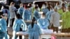 Zdravstveni radnici u Finiksu u Arizoni, pripremaju se da testiraju stotine građana na koronavirus, 27. jun 2020. (Foto: AP/Matt York)