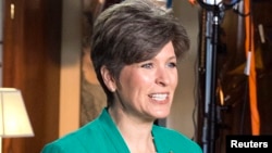 Senator AS dari Partai Republik, Joni Ernst, menanggapi pidato kenegaraan Presiden Obama di Gedung Capitol, Washington DC (20/1).