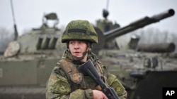 Un soldat de l'armée russe participe à des exercices au champ de tir de Kadamovskiy dans la région de Rostov, dans le sud de la Russie, le 10 décembre 2021. 