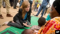  Samantha Power rencontrant une femme et ses enfants réfugiés à Mokolo, au Cameroun, pour échapper à Boko Haram, le 18 avril 2016. (AP Photo/Andrew Harnik) 