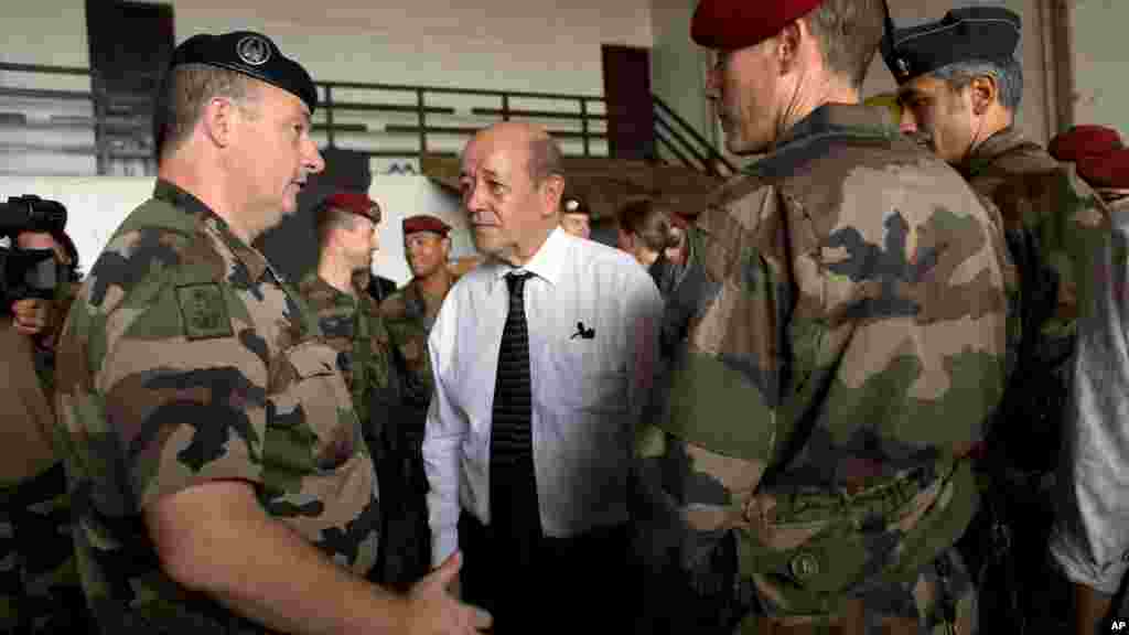 Le ministre français de la Défense Jean-Yves Le Drian et les soldats français de l'opération Sangaris à Bangui, le 2 janvier 2014. 