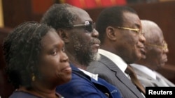 Les dirigeants du FRPI, parti de Laurent, assis lors du procès contre Simone Gbagbo, l'ex-première dame ivoirienne.