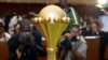 Le trophée de la CAN présenté, à Bamako, Mali, le 17 janvier 2002