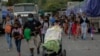 Los migrantes hondureños que regresan voluntariamente a Honduras caminan en El Florido, Chiquimula, Guatemala el 19 de enero de 2021.