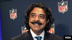El nuevo dueño del equipo de fútbol americano, Shahid Khan, saluda a la prensa.