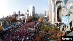 서울 도심에서 12일 열린 대규모 집회에서 참가자들이 박근혜 대통령 퇴진을 요구하는 구호를 외치고 있다.