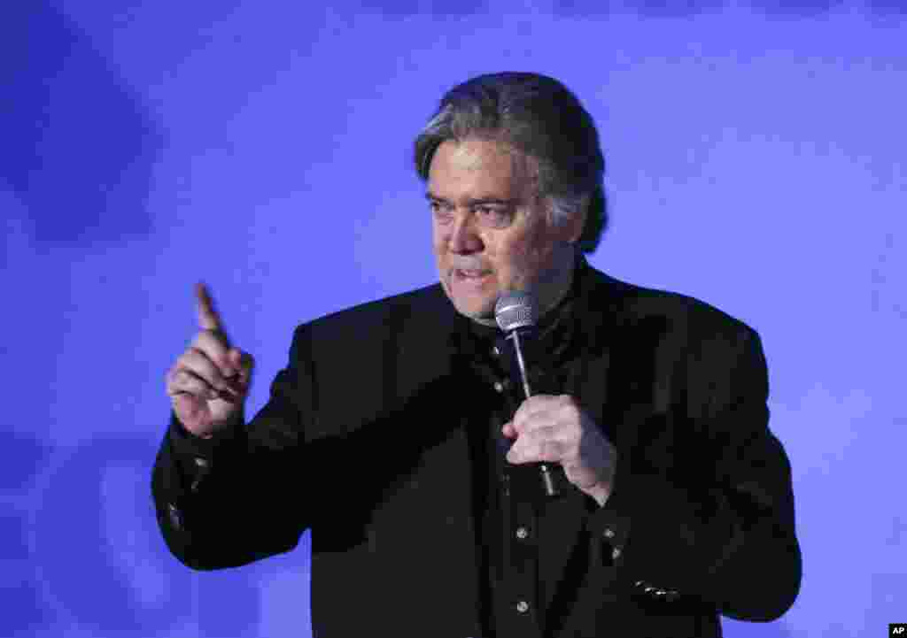 Dans cette photographie du 7 février 2017, le stratège en chef de la Maison Blanche, Steve Bannon, est dans la salle Roosevelt de la Maison-Blanche à Washington. Six mois plus tard, le 18 août 2017, Donald Trump limoge Steve Bannon, après que les rapports entre lui et d'autres membres de la Maison-Blanche ont atteint leur paroxysme ces derniers jours. Steve Bannon, qui a joué un rôle clé dans la diffusion du message de la campagne 2016 de Trump, était considéré comme le principal intermédiaire entre Trump et sa base d'électeurs d'extrême droite. 